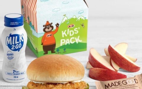 今年万圣节 A&W 在店内将向12岁及以下的儿童免费送一份儿童套餐