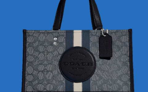 Coach Outlet 官网 时尚经典Dempsey系列托特包、文件包、水桶包、卡包等3折起+包邮！