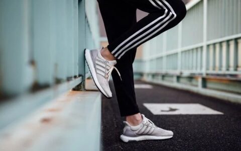 Adidas官网开学季特惠：精选Adidas Originals 新款男女时尚休闲服饰7折特卖！