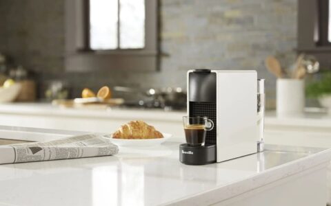 高颜值享美味！Nespressso 迷你 Essenza 胶囊咖啡机特卖+包邮！送16个咖啡胶囊！黑白2色可选