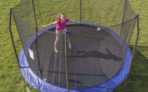Skywalker Trampolines 12英尺圆形蹦床 带保护罩 特卖 + 包邮！