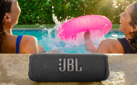 JBL Flip 6 无线蓝牙便携防水音箱特卖+包邮！连续12小时播放，声音强劲，IP67防水防尘！多色可选
